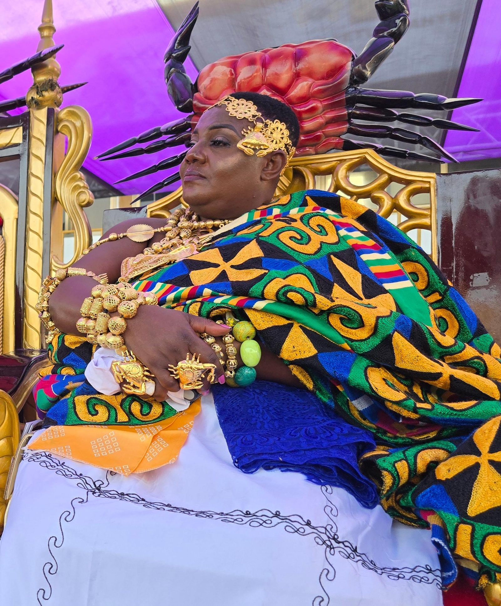 Nana Akua Abookyi VI, Queenmother of Oguaa, seated in state